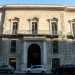 ...questo edificio fu progettato nel 1843 per il nobile signore che gli diede il nome e si presenta con un grande portale incluso tra due colonne dal capitello ionico